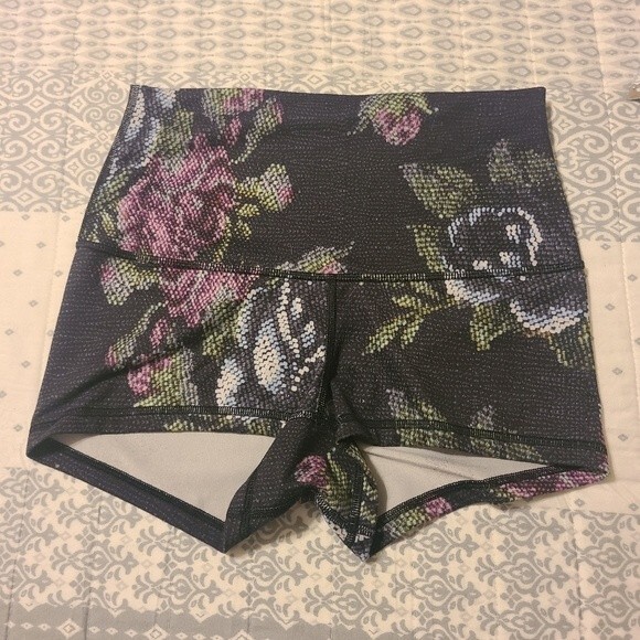Lululemon boogie roll down digital floral print shorts size 0 - Picture 2 of 7